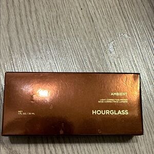 Hourglass Ambient Light Correcting Primer